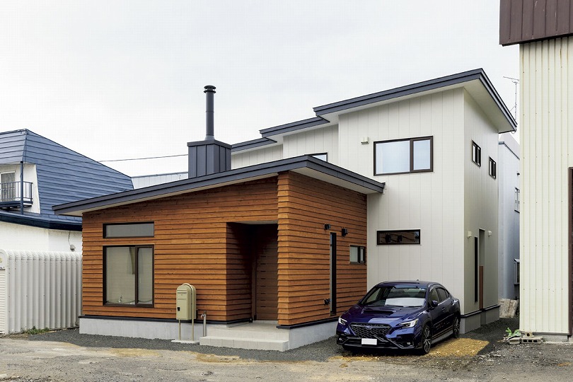 木の温もりに包まれ ペットと心地よく暮らす 北欧テイストの住まい